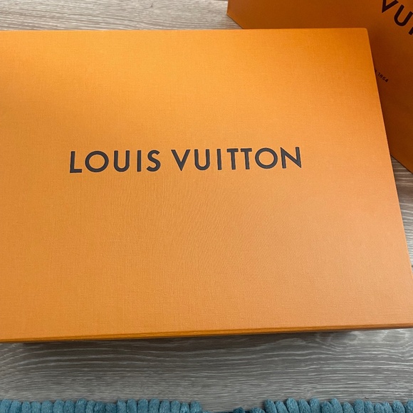 Louis Vuitton - Picture 1 of 7